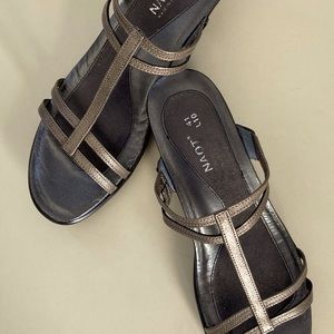 Naot Loop Sandals Sz 41, platinum leather, excellent condition.